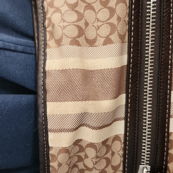 Coach made in NY small kissing C EUC NO CALL OUTS - Picture 6 of 9